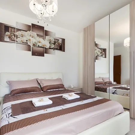 Larissa Luxury 2