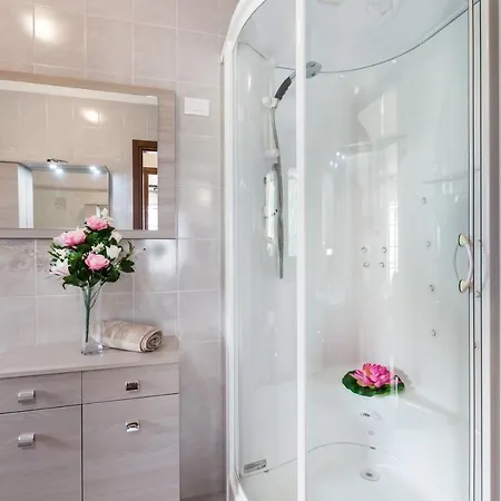 Larissa Luxury 2