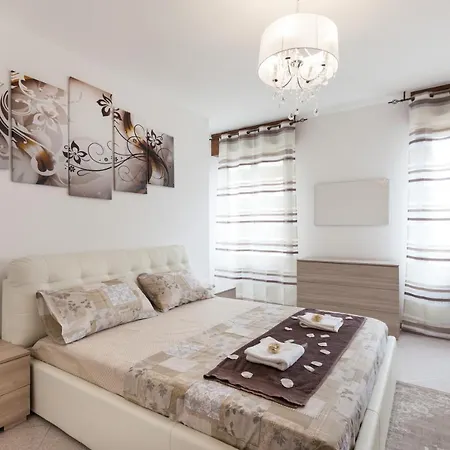 Larissa Luxury 2